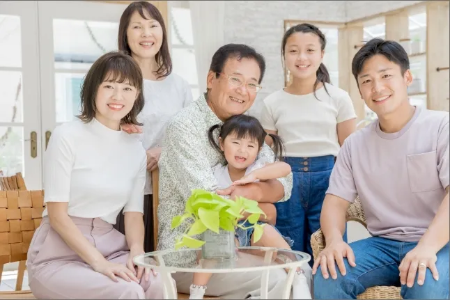寄り添い合う高齢者とその家族